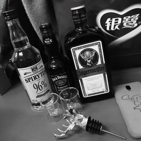 酒喝完了才来评价，伏特加送给我朋友了，剩下两瓶酒自己喝完了，感觉野格刚开始第一口的时候有点中药味，慢慢我用旺仔加在一起喝很好喝，送的杯子和鹿口倒酒器都很喜欢，感觉野格这款酒很适合朋友聚会喝，不适合自己单独一个人喝，那样太无聊了。