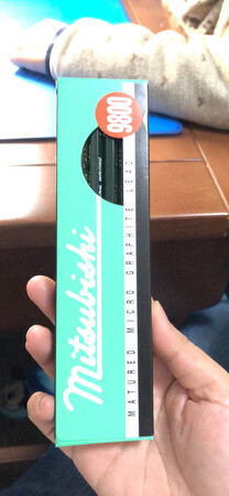 做工质感：笔杆光滑，软硬适中
颜值包装：简单明了，不花哨实用n
顺滑程度：书写顺滑，小学生使用非常合适
手感：手感舒适
字迹粗细：字迹清楚
其他特色：三菱是日本文具大牌，放心使用，原产地日本。