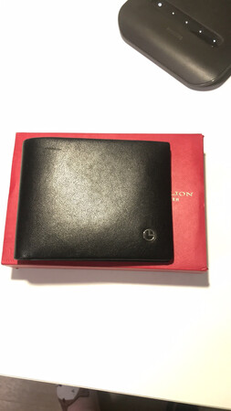 做工细节：采用优质的头层牛皮，手感柔软细腻，应该是正品。内部空间大，设计合理，细节处理非常好，与山寨版相比做工好得不是一点点。
适用场合：作为送先生的礼物，非常合适。低调简单，颜值在线，与配套的皮带很配哦。