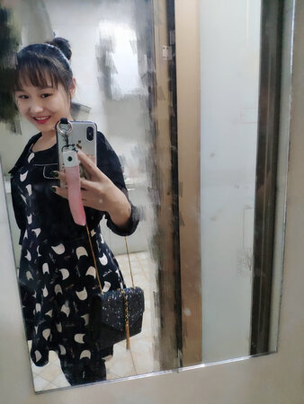 客服小姐姐态度超好   抱着试试的心态入手了这款包包  挺满意的  小巧精致  里面中间没隔成  放东西方便  包装也很细致   比较百搭的一款包包