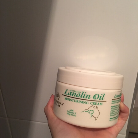 类似雪花膏的淡淡的香味，取出一些在手上抹匀，然后擦脸，也不觉得粘糊，很大瓶，也可以用来擦身体，挺保湿的