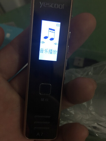 音质音效：非常清晰，没有杂音，录的内容特别清楚
准确性：听的很清楚，下课之后可以反复听
灵敏度：非常好用，坐在大教室最后一排也能清晰录音，能够满足使用需求
做工质量：用了快两个月了，没有出现任何问题。并且非常省电，用一天不充电绝对没有问题
外形外观：小巧美观，放在书包里或者衣服里都可以，很方便
其他特色：京东快递太给力了，好评