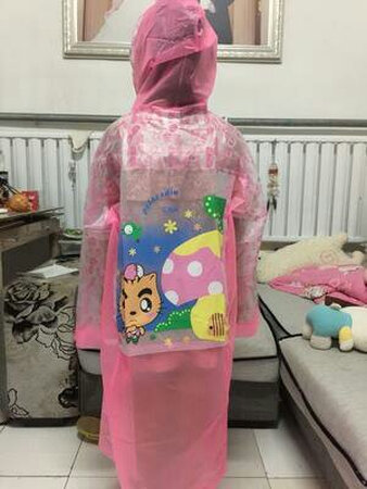 雨衣很漂亮，物美价廉。还送了防雨裤，能挡腿了。