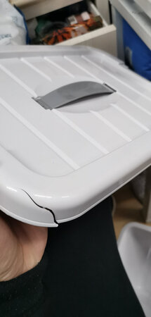 容量大小：小型  装的东西还行吧   可以放宿舍脚底下的那种
厚薄程度：比较薄   运输过程  盖子坏了  但是不影响使用  客服也做出了赔偿
实用性能：装一些小东西  收纳
其他特色：白色的比较好看