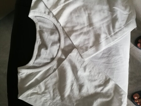 物流慢了点，不会很厚，衣服上无商标。
