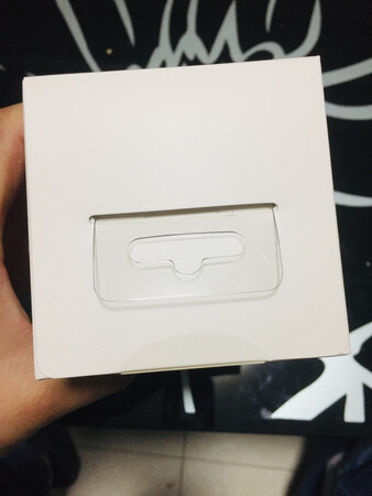 这个摄像头很小巧，头还可以左右上下移动，方便查看不同区域的画面，清晰度也可以，就是感觉录的音有些变声，听的不太清楚，其他都蛮好的，安装也很简单，自己就可以搞定。