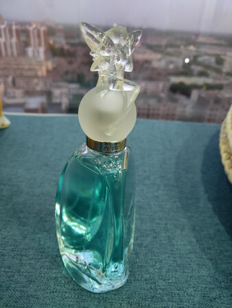高颜值 适合夏天的味道  10年来唯一空瓶3个的香水  这是第4瓶了 才知道有简装这一说  太实惠了 这次要个大瓶的 应该是正品 和以前的味道一样  这个香水唯一缺点就是留香太短