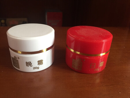 等二次购买，没有等一次好，这个买的比较干，擦脸上都掉皮