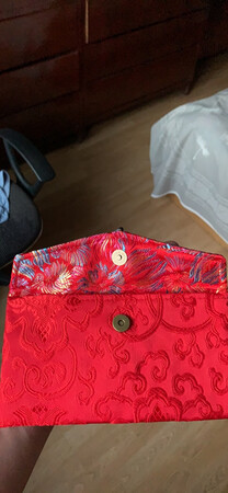 做工真的很精致很精细！花纹的样式和颜色设计的简直太好看了！爱不释手！给朋友婚礼用，太合适了！比普通纸质红包高出好几个档次，而且一包多用，婚礼用完他们还可以当钱包用，非常实用！我都想自己留着了?