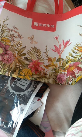 衣服非常漂亮，谁穿都好看，质量非常好，面料柔软，亲肤，很满意的一次购物！谢谢了～