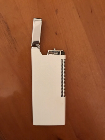 这种进口打火机质量非常好，做工精细，触感很好，是有品位人士的首选。
