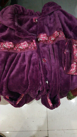 实际颜色比照片好看一点!质量揉揉的,不是特别厚,穿上应该很暖和,妈妈喜欢我也觉得送得物有所值!老板态度好!下次还来