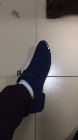 鞋子很漂亮 码数偏小 穿起来脚的气味比较大