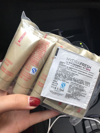 一股中药味，用着脸滑滑的，希望是正品