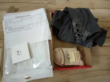 质量很好，样式我很满意，厂家虽然第一次发错了数量，但是很贴心的核实数量，重发第二次，还赠送了袜子。