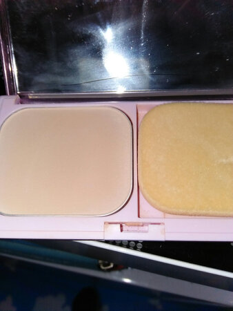 一直都用这款粉饼，颜色很自然，价格也还合理。