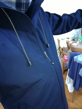 衣服做工、款式很好！就是买小了！厂家更换很痛快！