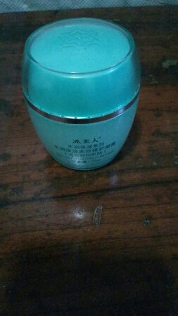 是正品吧！跟我在实体店买的看起来一样。