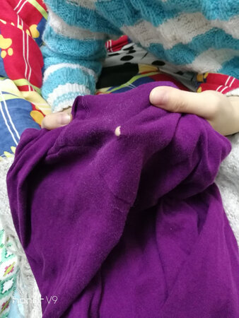 质量太差了，我收到货后把衣服洗净准备穿，被孙子发现穿了一个小孔，不知商家可否帮忙换一件呢？把图片附上