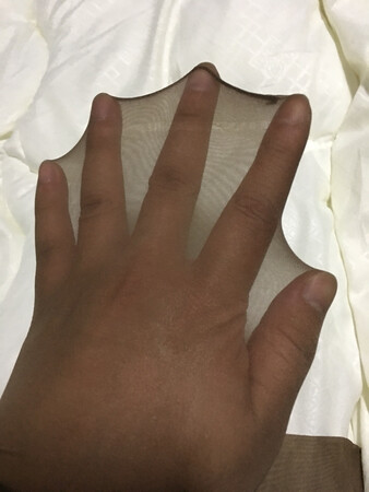 一句话，性感的要命，质感非常棒，描述也很正确，的确是超薄的！最喜欢的就是无痕档的设计，说实话，以前试过那些T档、普通档，对于房事而言，撕起来还是太麻烦了，当然，如果作为房事的情趣加温品，防不防勾丝真的无所谓了，反正就是一次性用品，今天跟老婆试过，感觉非常棒，好评！！