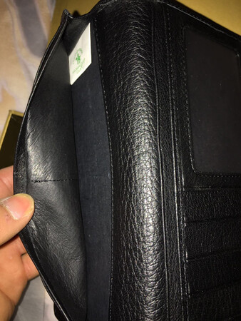 皮质柔软舒适很喜欢，装一万大钞都不失美观。就是卡位有点紧，就看看质量如何了，时间证明一切。