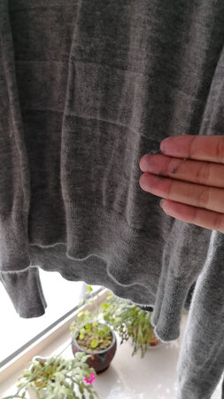 衣服手感可以 最小号了我穿着还有点点大当然穿着比较舒服 不过就是洗完后掉毛 看看我手上的这还是手洗的呢 要是机洗不知道怎样了
