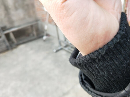 以前很信任千仞岗，这次不知怎么回事，花了很多***买了一件很闹心的衣服，窜毛严重不说，袖口两天穿过起了很多毛球，而且很严重，就相当于非常次品的毛衣一样，咨询客服，客服竟然说第一次必须水洗过再穿才不会起毛球。请问，起毛球的毛衣放水里洗过就不会起毛球了吗？不说了，上图为证。