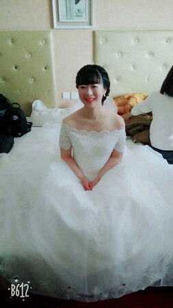 婚纱很不错，上身效果很好，显瘦，朋友都说穿上很不错。婚纱已经清洗过了，有需要的朋友可以联系我17709627821。