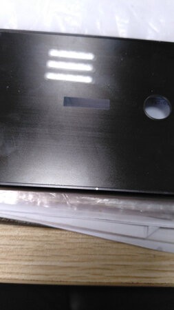 手机壳装上后显得手机很厚，壳子后面有个白点。