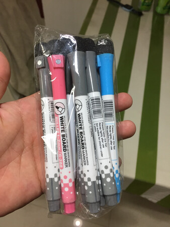笔还不错，用着流畅，不过笔帽太紧。