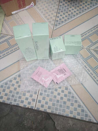 买了四瓶，就这种两小袋赠品