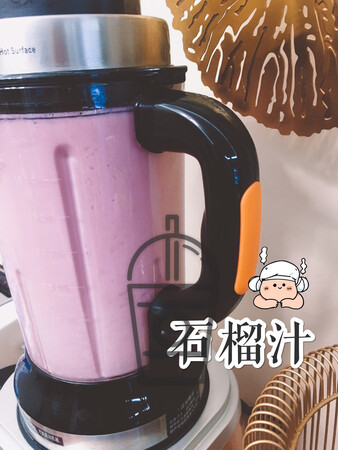 买了四五箱了 一直在回购 还介绍了朋友来；软籽的石榴、很甜，每个都很大个。两个可以炸一大杯石榴汁，每天一杯，营养丰富、美容养颜