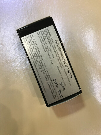 这款粉底适合油性肤质，控油不卡粉妆容自然持久，夏天用相当不错?，2号比较白提亮肤色。