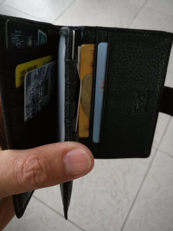 10个+卡位，还有储物格，对于如今不用带现金的趋势，已经可以充当钱包的角色了。