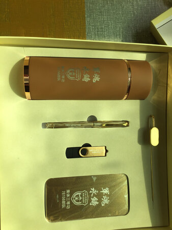 套装很高档，混搭了几个颜色，每个颜色都非常好看。送礼一点也不落面子。非常好