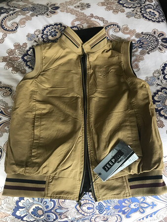 店家服务态度很好！还送了一双袜子，这款衣服尺码偏小，买时要和店家沟通好