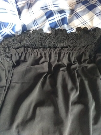 衣服穿着很凉快。雪纺布料。款式比较宽松。可以买小一码的。
