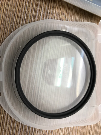 第一次购买使用尼康的uv，虽然包装简陋，看上去应该不错。镜面无尘……