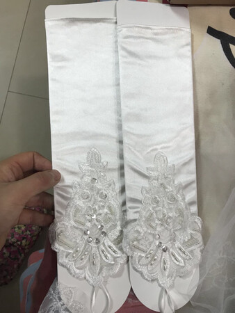 不满意，没有想象的好，头纱还坏了，手套长度不一样，
