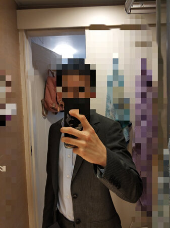 先說好的:要知道矮瘦（164，100斤）能找到合身西裝是多麼幸福的一件事。人在香港，除了g2000的42碼能穿（純羊毛系列面料不錯，就是樹脂鈕釦，假開扣等細節不行，版型一般，black系列44碼太大穿不上……），目前找到的就只有hany家的最小碼穿了……而且版型無敵，褲子碼數也差不多。2，進口布料系列內裏採用全掛面，比國產布料的那款（直掛麪）好，也更厚實，相比較進口面料系列比較值得買。不好的:性價比不高，要知道成衣大牌子在香港各種折扣，打完折一套3000港幣都能找到。釦子有瑕疵，由於在香港退換不方便，將就下了希望以後能檢查好再發出。。京東買的跟旗艦店買的待遇不一樣，少了粘灰塵的滾輪。總的來說，a版是瘦子福音，太瘦人士推薦買買買。話說這一款好像不太適合我，娃娃臉不搭這一套偏成熟的風格。