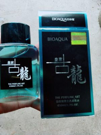这个香水真的很不错，建议大家购买，味道真的很正，闻起来也很舒服，真是良心商家