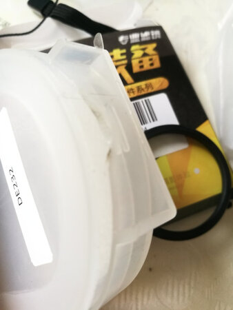 装在镜头上，做保护用没有镀膜的，铝边框还可以，配的镜头绳不是很理想