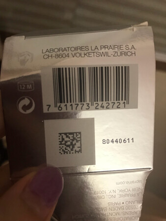 感觉是假的，左边是朋友专柜买的正品，右边是这家卖的，二维码旁边的数字粗细不同，卖家也解释不了，唉，800多900买到不正也是心塞，大家慎重买吧，要买还是去直营店放心点