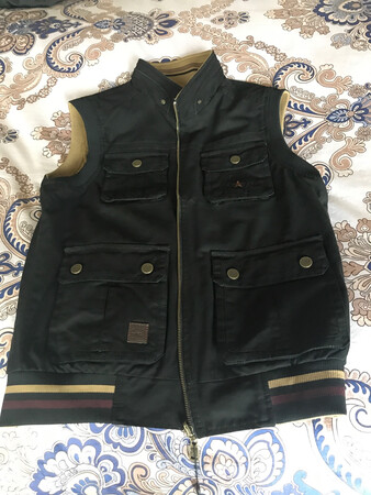 店家服务态度很好！还送了一双袜子，这款衣服尺码偏小，买时要和店家沟通好