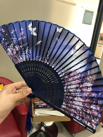 扇子质量非常好，扇架光滑精致，图案细腻柔美，还送了扇套和扇盒，赶着定制了作为母亲节礼物?，客服非常热情，服务细致，客户拿到了都很喜欢！