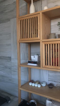 小巧、漂亮，功能多、音质不错。能做蓝牙音箱、收音机、充电器、时钟。不足是没充电电池，必须外接电源