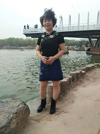 穿着很舒服。样子也很好看。美中不足的是领口有点靠上。我喜欢低领的