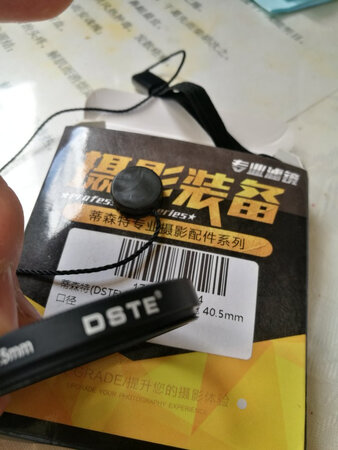 装在镜头上，做保护用没有镀膜的，铝边框还可以，配的镜头绳不是很理想