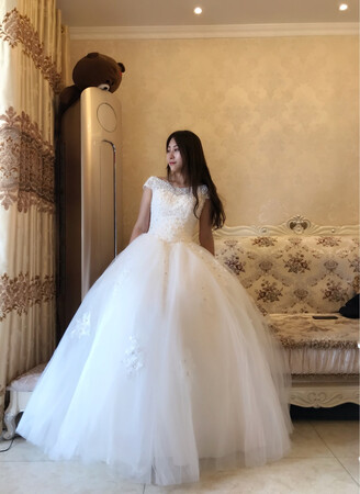 很美的婚纱、这个价格比实体店赞、比实体店便宜了一半还要多，而且实体店的还没有这个质量好。也对比了好多家了、最满意的就是这家，尤其是这个肩部的设计和胸前的钻做工超棒！果断留了。