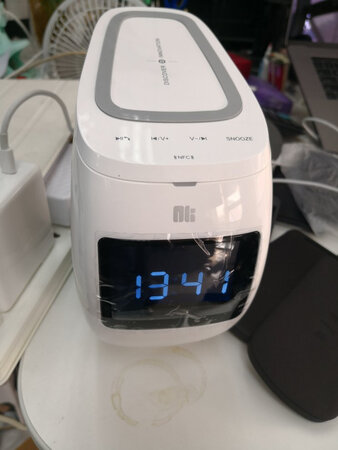 还可以，就是音质稍差点，还有个问题，就是手机无线充放上，控制音响的按钮开关挡到了。